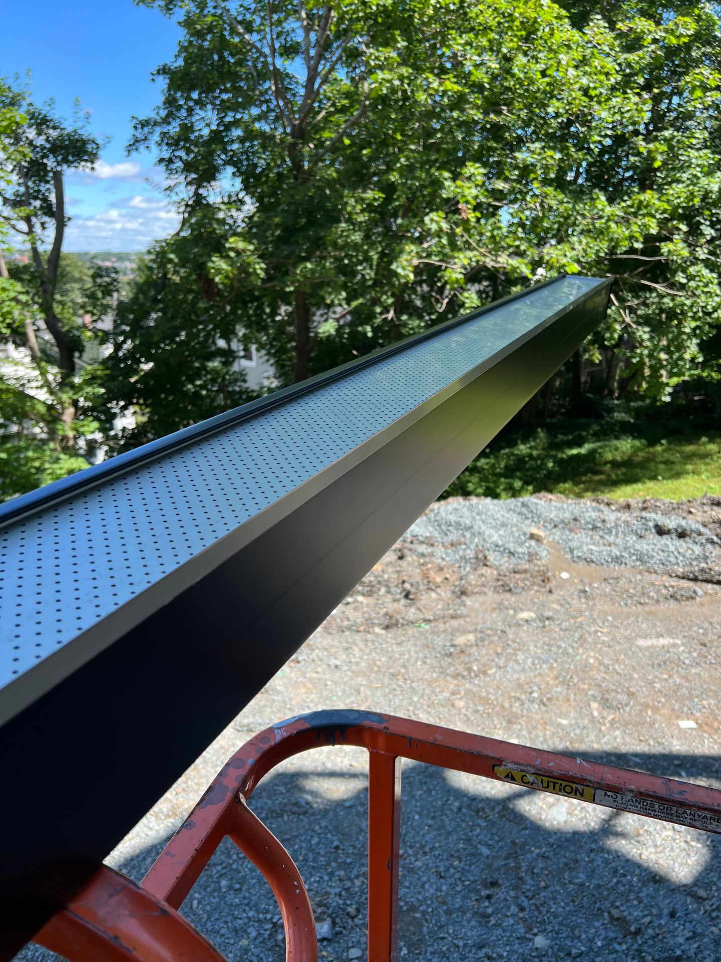 Smooth gutter transitions along the eave